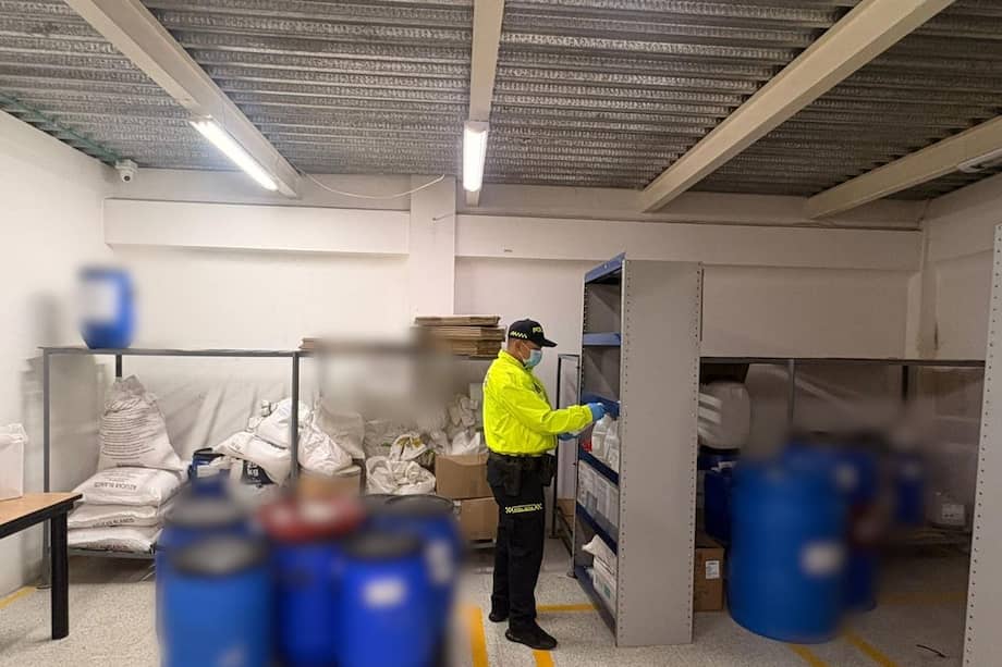 En las localidades de Los Mártires y Fontibón, las autoridades incautaron más de 5.700 unidades de medicamentos falsificados o con registro sanitario vencido, además de 6.207 unidades de empaques también falsificados. El valor comercial de la mercancía supera los COP $56 millones.