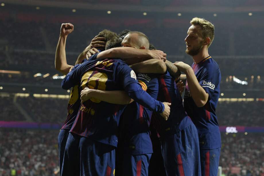 Los jugadores del Barcelona celebran el gol de Iniesta. / AFP
