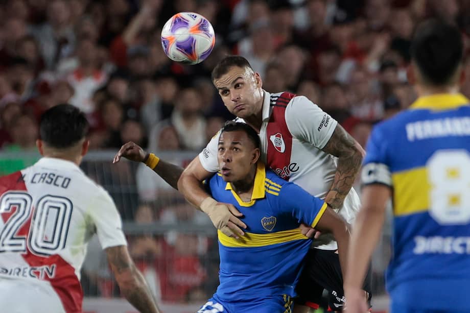 Leandro González Pírez (arriba) de River disputa el balón con Sebastian Villa de Boca el 7 de mayo, durante un partido del campeonato de Primera División disputado en el estadio Monumental de Buenos Aires (Argentina). EFE/Juan Ignacio Roncoroni
