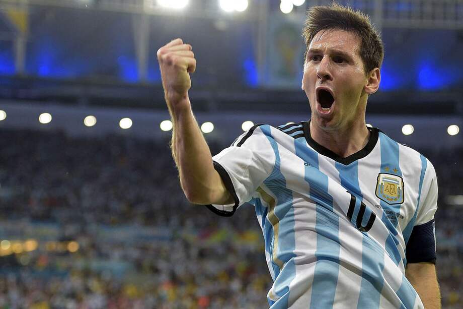 Lionel Messi festeja emocionado su primer gol en el Mundial de Brasil. Fue un tanto de antología, fiel a su estilo. / AFP