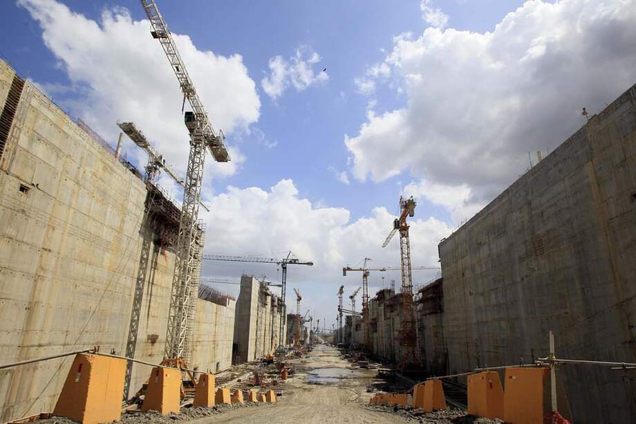 El consorcio que ejecuta la ampliación del Canal de Panamá alega sobrecostos por US$1.600 millones. Las obras cumplieron nueve días de parálisis. / EFE