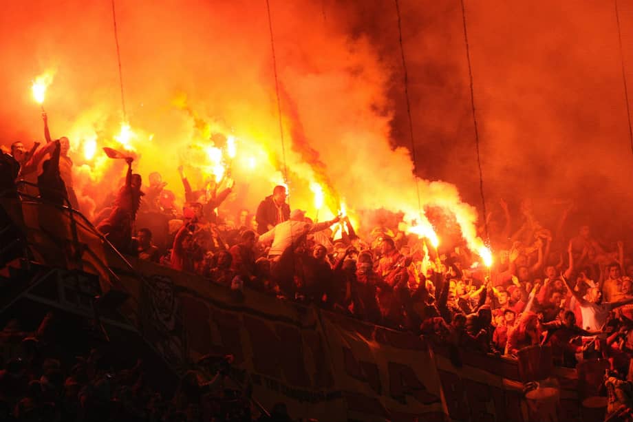 Los hinchas del Galatasaray, hace ocho días en el estadio Santiago Bernabéu, en el partido de ida de la Champions. / AFP