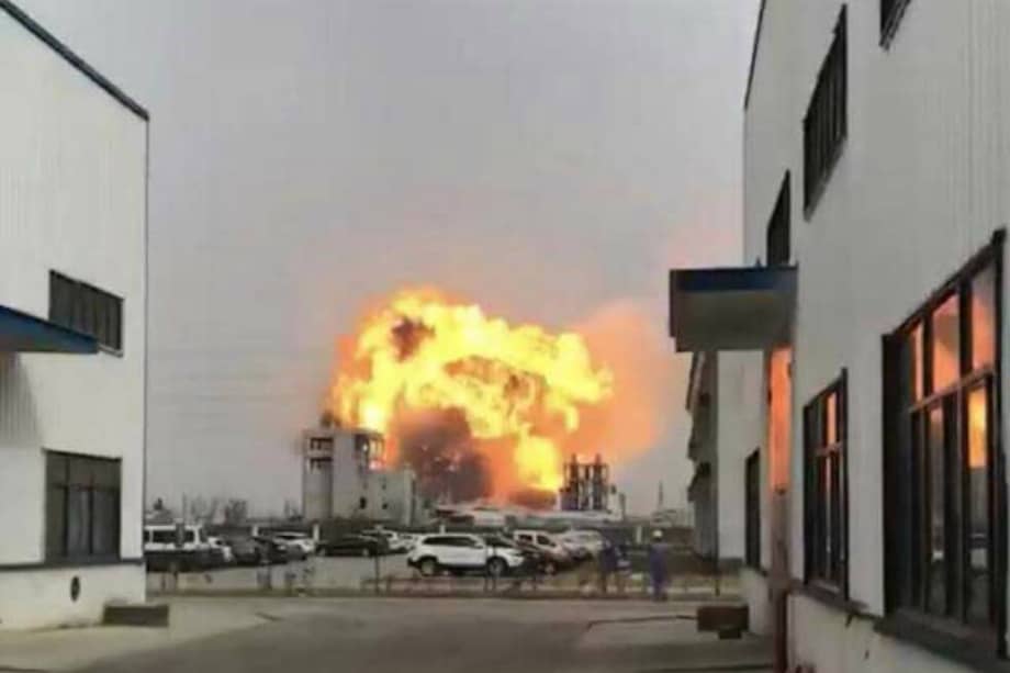 Según medios chinos, los trabajadores que se encontraban cerca del lugar de la explosión quedaron atrapados luego de que las ondas de choque de la explosión derribaron los edificios aledaños. / Captura de pantalla video original