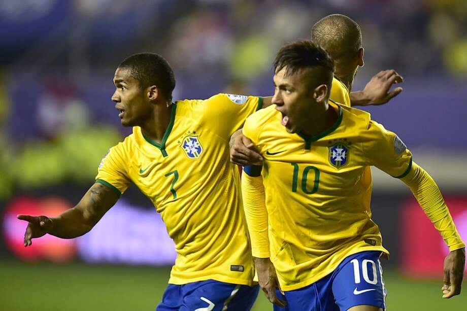 Neymar y Douglas Costa, los dos goleadores de la selección brasileña ante Perú. Foto: AFP