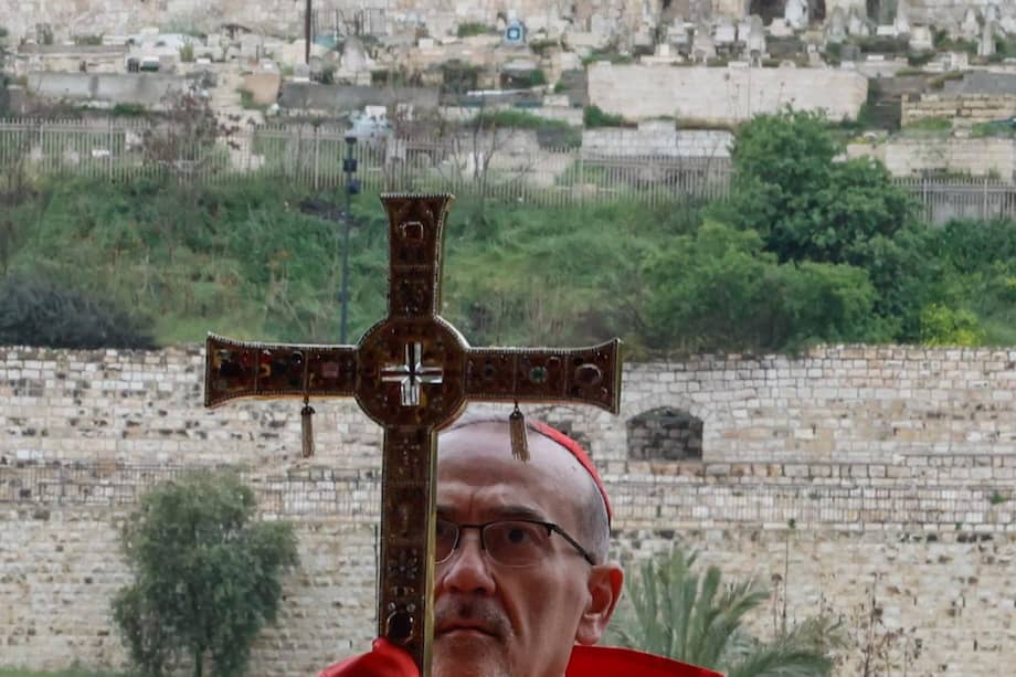 El cardenal Pierbattista Pizzaballa, patriarca latino de Jerusalén, oficia una misa de oración con motivo del Domingo de Ramos en Jerusalén, el 29 de marzo.