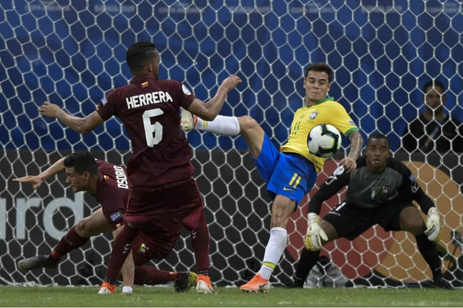 Wuilker Faríñez (d), arquero de Millonarios, titular con la selección de Venezuela en la igualdad 0-0 contra Brasil. / AFP