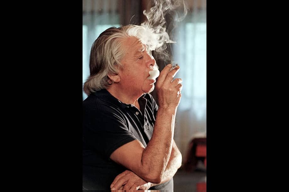 Uno de los clásicos retratos hechos a Oswaldo Guayasamín. Este es de 1998. / AFP