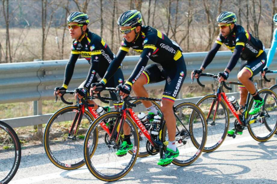 Team Colombia en la Tirreno-Adriático. Foto: colombiacyclingpro.com