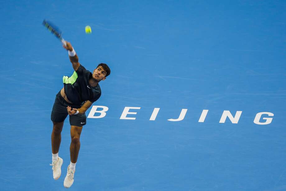 Carlos Alcaraz sirve en el partido contra Jannik Sinner en el Abierto de China.