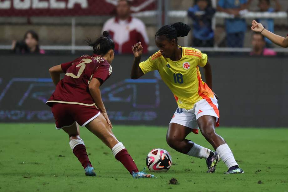Nairelis Gutiérrez (i) de Venezuela disputa el balón con Linda Caicedo de Colombia este jueves, en un partido amistoso internacional entre las selecciones femeninas de Venezuela y Colombia, en el estadio Metropolitano de Lara en Barquisimeto (Venezuela). EFE/ Miguel Gutiérrez