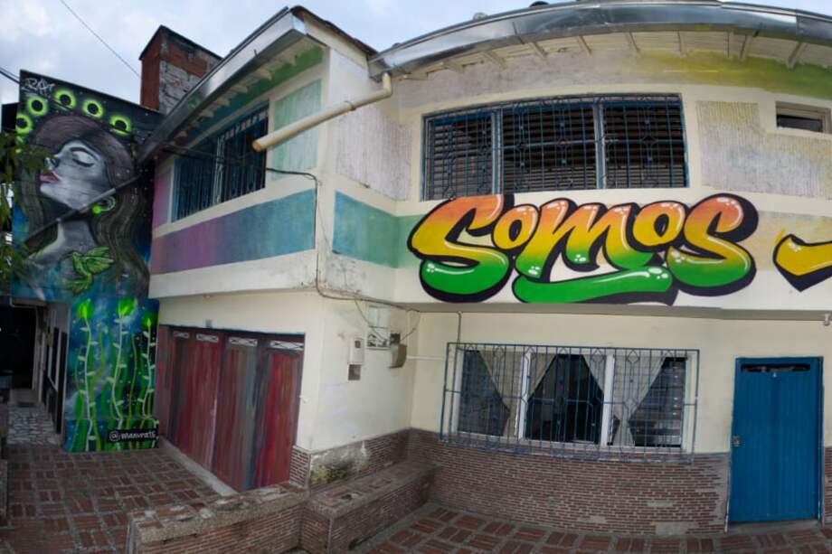 Desde el antiguo Hotel Punchiná no solo se decidía a quién asesinarían, sino que también fue un centro de tortura y desaparición de muchos de sus habitantes en manos de paramilitares del Bloque Metro, comandado por alias ‘Doble Cero’ de las Auc. Las víctimas lo transformaron en un centro de memoria.