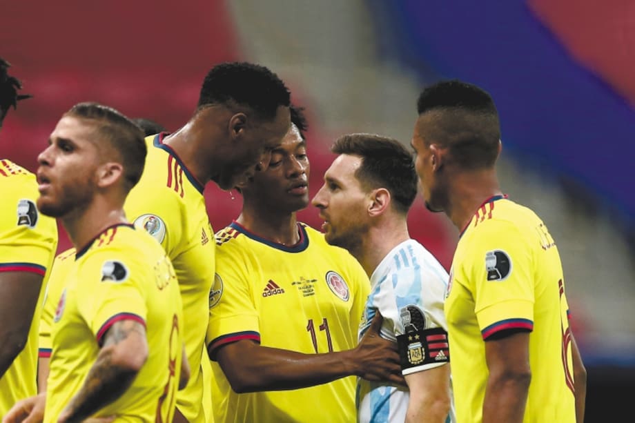 BRASILIA, BRAZIL - JULY 06: Lionel Messi of Argentina argues with Juan Cuadrado and Yerry Mina of Colombia during the semifinal match between Argentina and Colombia as part of CONMEBOL Copa America Brazil 2021 at Mane Garrincha Stadium on July 6, 2021 in Brasilia, Brazil. (Photo by MB Media/Getty Images)