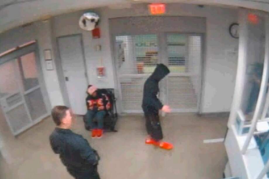 Fotograma cedido por el Departamento de Policía de Miami del cantante canadiense Justin Bieber durante una prueba para determinar ebriedad tras su arresto en Miami Beach, Florida (EE.UU.).