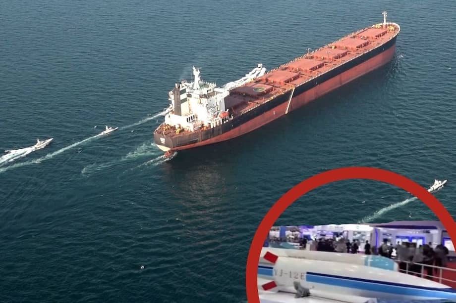 Fotografía del Servicio de Noticias de China del YJ-12 en un círculo rojo y un buque durante maniobras del Cuerpo de la Guardia Revolucionaria de Irán (CGRI).