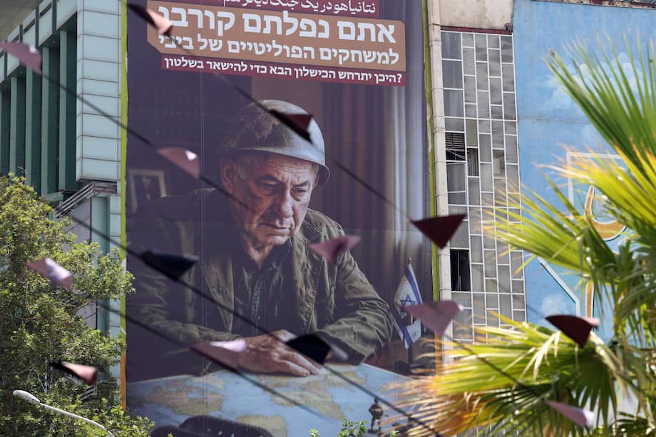 Un cartel antiisraelí que muestra una imagen del primer ministro de Israel, Benjamin Netanyahu, y lleva la inscripción "Netanyahu fracasó en otra guerra", cuelga en la plaza de Palestina de Teherán (Irán).