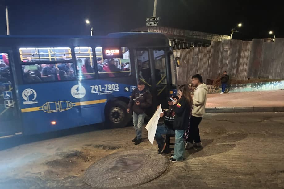 Momento en el que un bus del SITP zonal debe maniobrar para esquivar el hueco.