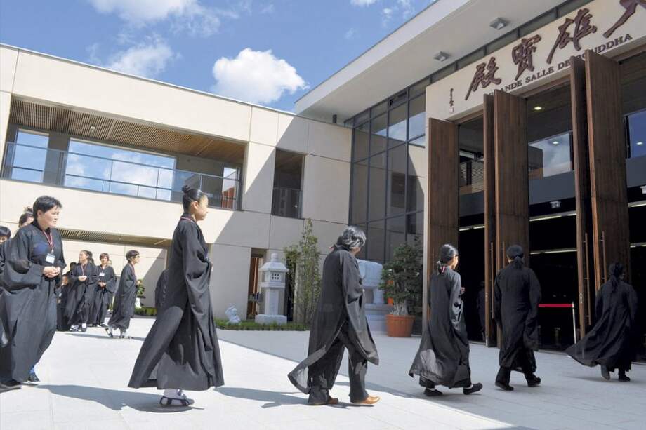 Algunos miembros de la comunidad Fo Guang Shan asisten al templo de Bussy-Saint-Georges.