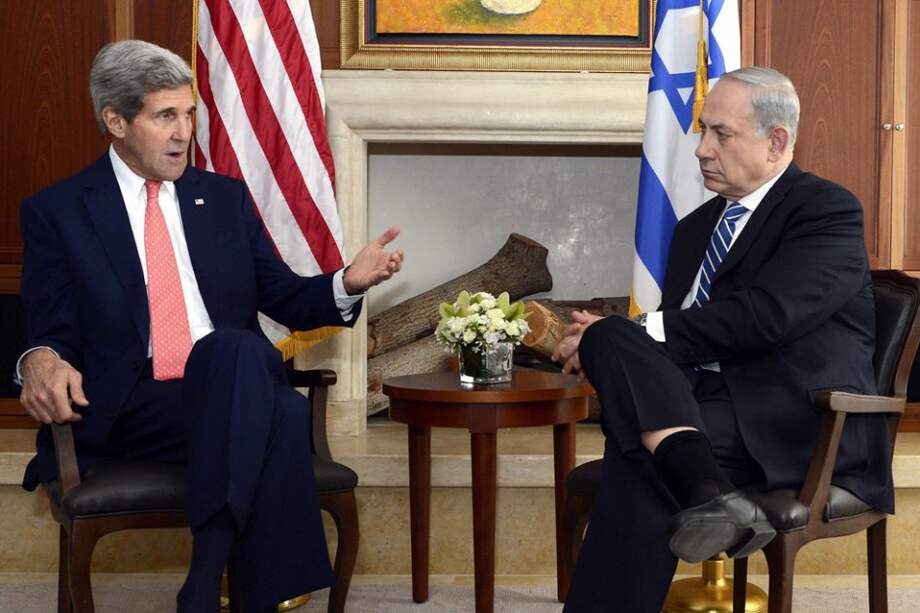El secretario de Estado de EE.UU., John Kerry (i), conversa con el primer ministro israelí, Benjamin Netanyahu, durante la reunión que celebraron en Jerusalén (Israel)./ EFE