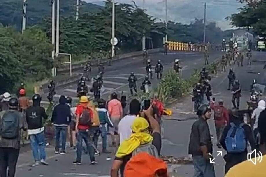 Agentes del Esmad se enfrentan con los manifestantes
