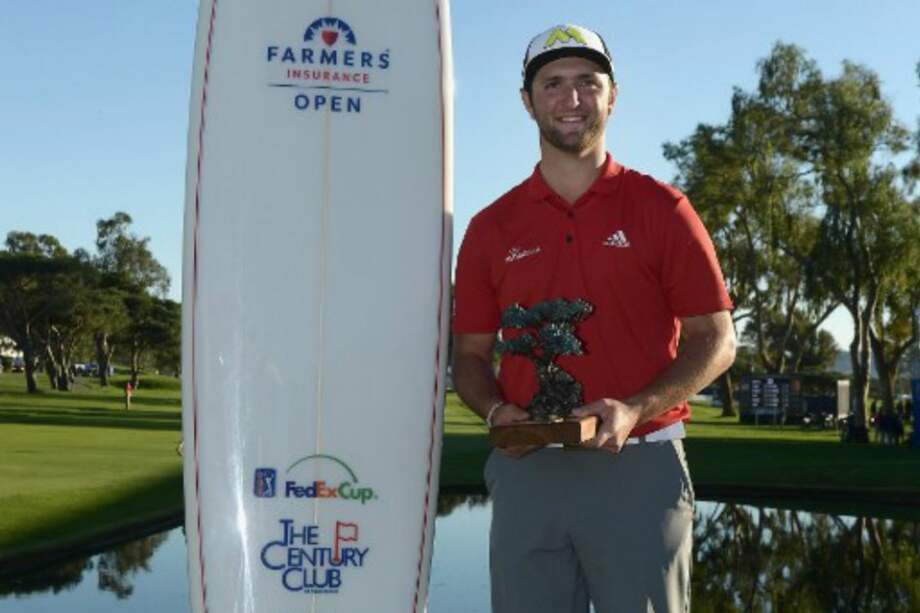 El español Jon Rahm, con el trofeo del Farmers Insurance Open. / AFP