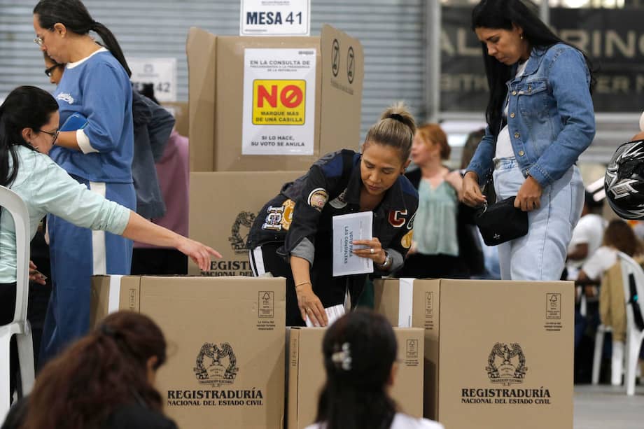 Ciudadanos asisten a votar este domingo para las elecciones legislativas y las consultas interpartidistas a la Presidencia de Colombia. EFE/ STR