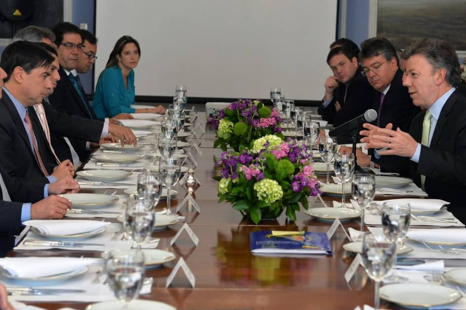El presidente del Senado, Juan Fernando Cristo, en un encuentro con el Jefe de Estado, Juan Manuel Santos.