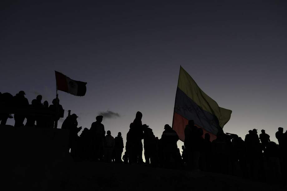 El número de venezolanos, cubanos o nicaragüenses que intentan cruzar la frontera terrestre entre México y Estados Unidos ha aumentado un 149 % con respecto a octubre del 2021, mientras que el de los procedentes de México y el norte de Centroamérica ha bajado 12 % desde esa fecha, según datos oficiales.