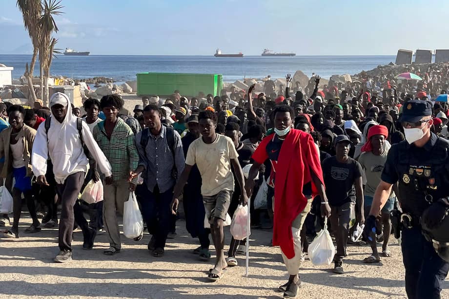 Los migrantes fueron desalojados de la playa del Trampolín, en Ceuta, tras habilitarse un espacio para su acogida.