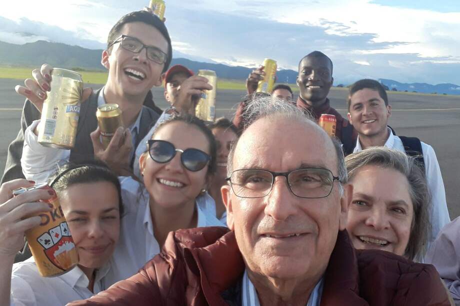 El candidato liberal brindó con cerveza, al terminar la jornada de este lunes, desde el aeropuerto de Pasto. / Prensa Humberto de la Calle