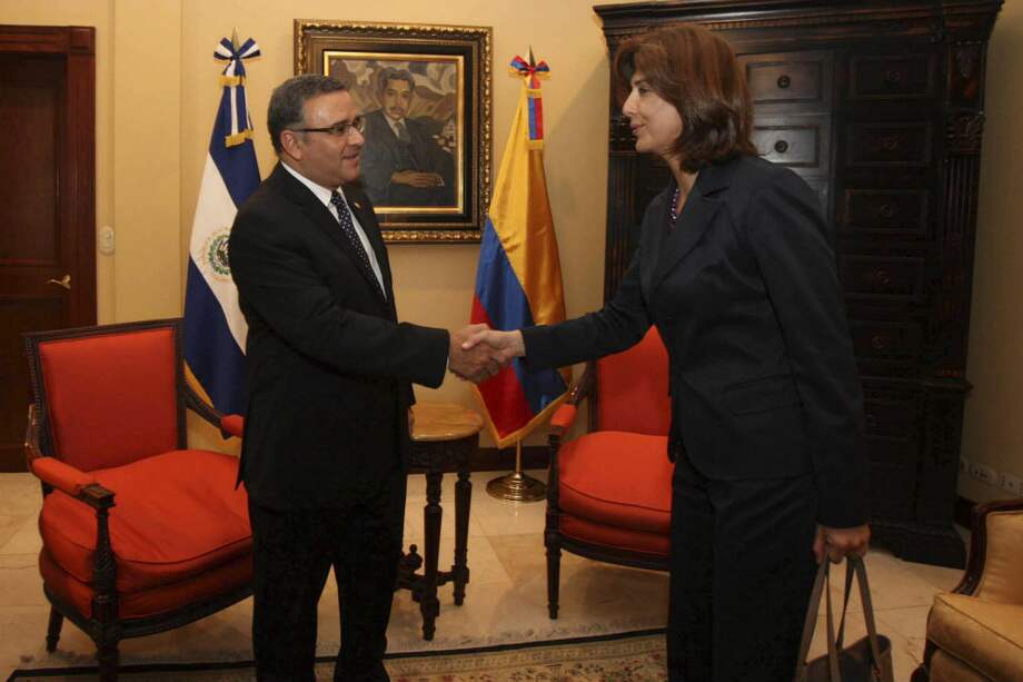 El presidente salvadoreño, Mauricio Funes, le ofrecio a la canciller María Ángela Holguín asesoría en el proceso de paz con las Farc/ EFE