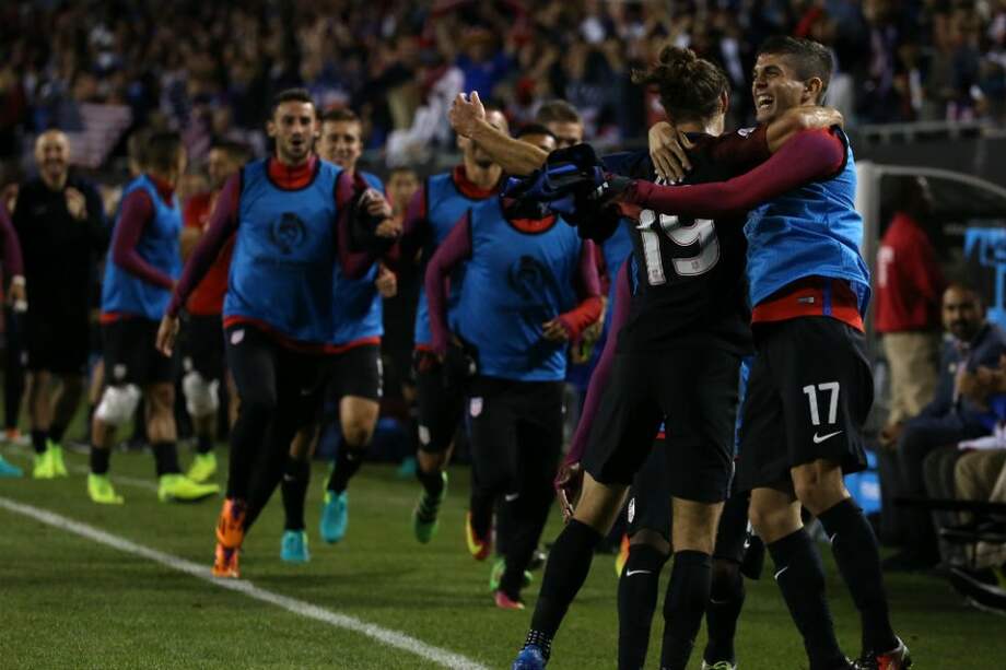Los jugadores norteamericanos celebran el triunfo contra Costa Rica. Foto: AFP
