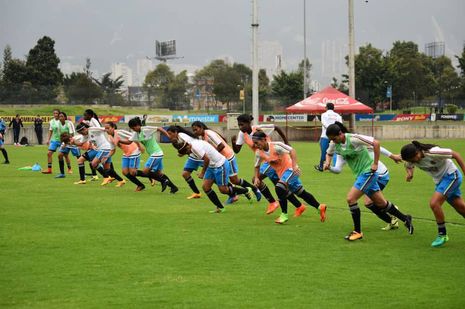 La selección de Colombia femenina en uno de sus entrenamientos en la sede de la federación.