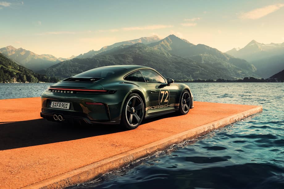 La pintura, corresponde a un verde metalizado inspirado directamente en el tono Oak Green del 911 que perteneció al propio F.A. Porsche.