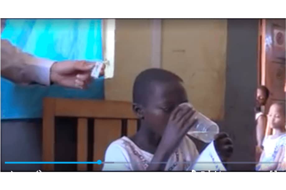 Captura de un video en el que Sam Little, un clarividente inglés, muestra cómo administran la supuesta cura milagrosa a niños en Uganda. / Captura de pantallla video G2Church