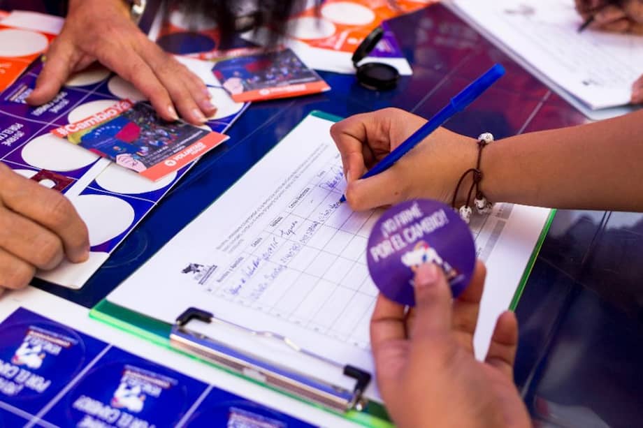 El partido Voluntad Popular ha iniciado una recolección de firmas para intentar forzar la convocatoria de una Asamblea Constituyente, en su empeño por adelantar el fin del Gobierno del presidente Nicolás Maduro.