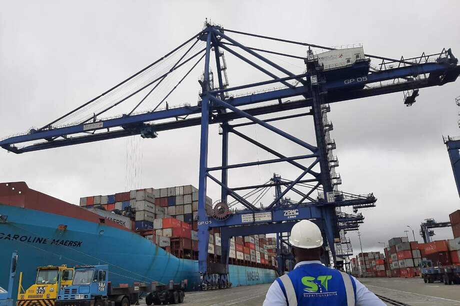 Supertransporte en las instalaciones del puerto de Buenaventura.