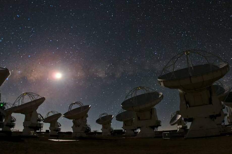Imagen del radiotelescopio ALMA en el desierto de Atacama.