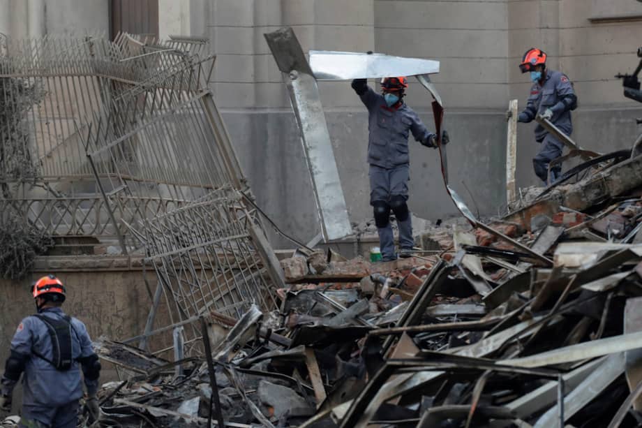 Bomberos trabajan en el edificio de 24 plantas que se derrumbó ayer durante un incendio de grandes proporciones en el centro de Sao Paulo, Brasil, en búsqueda de los desaparecidos. / EFE