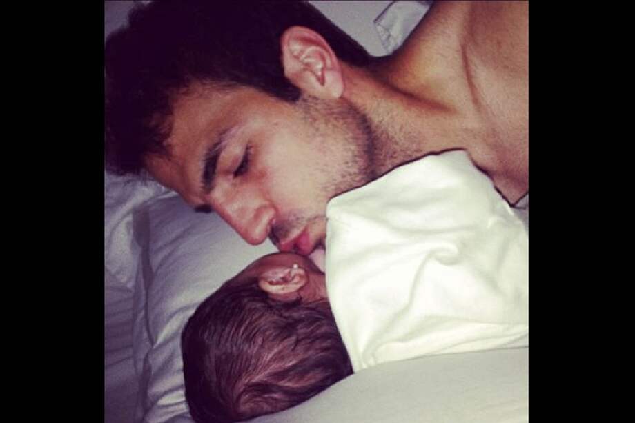 Cesc Fàbregas besa a su hija Lia (Instagram). / Bang Showbiz