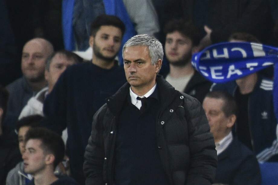El entrenador portugués José Mourinho durante el partido del Manchester United contra el Chelsea. / AFP