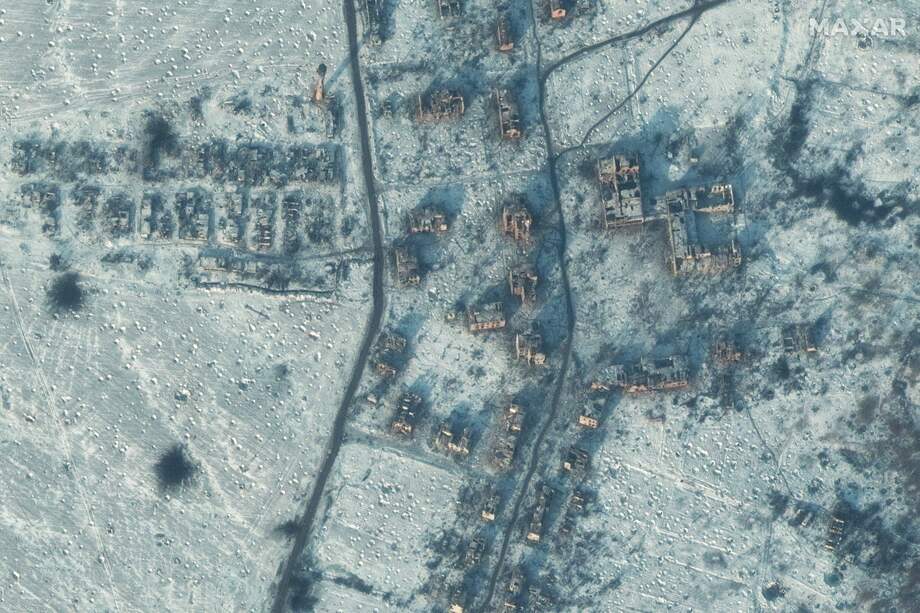 Una imagen satelital proporcionada por Maxar Technologies muestra edificios destruidos en Soledar, Ucrania, el 11 de enero de 2023.