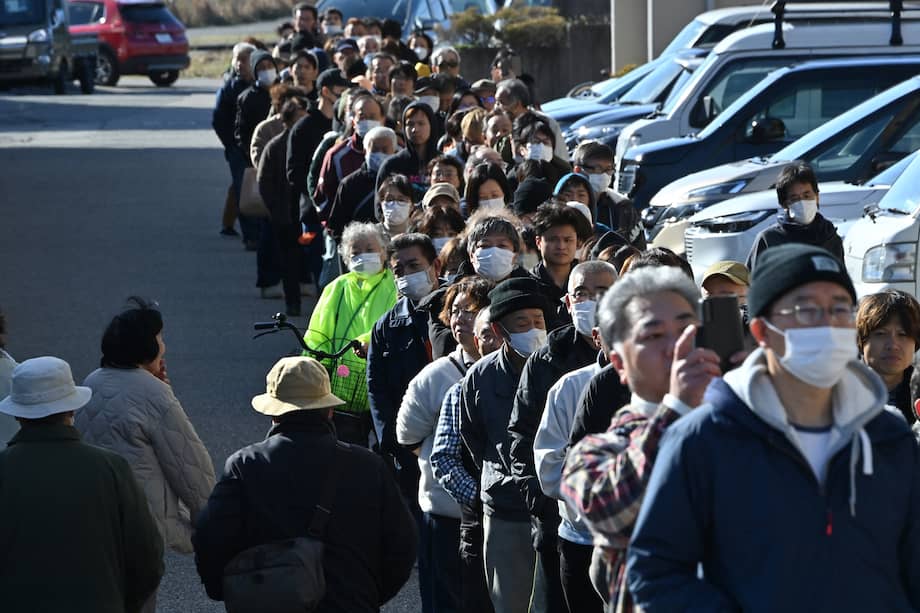 Cientos de habitantes de la pequeña ciudad japonesa de Shika hacen fila el martes frente a la alcaldía esperando recibir los seis litros de agua asignados a cada persona tras el potente terremoto que sacudió en la víspera el país.