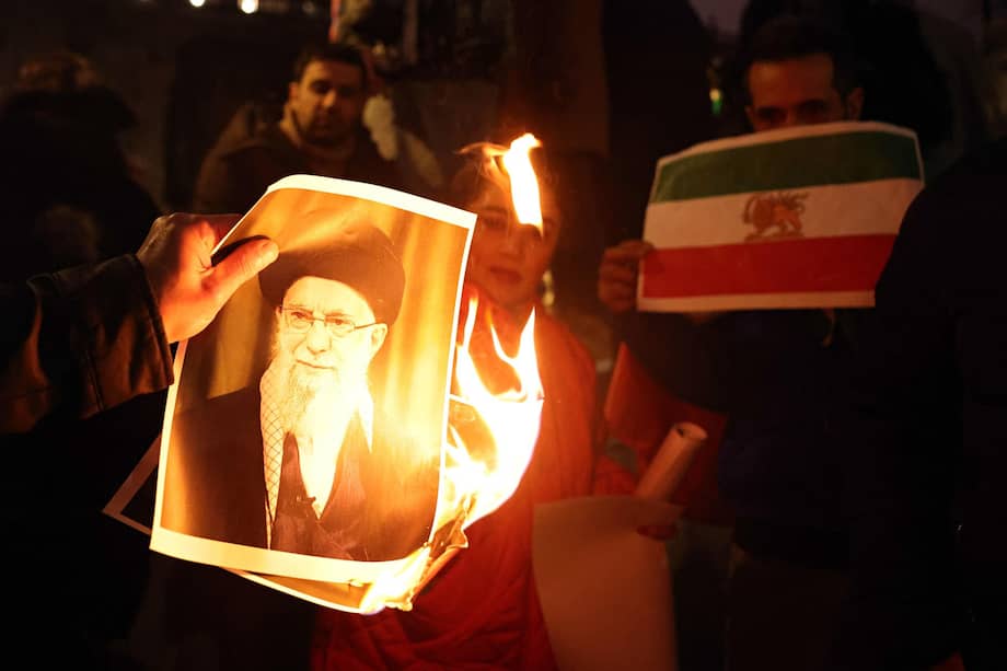 Manifestantes prendieron fuego a un retrato del líder supremo iraní, Alí Jamenei, durante una manifestación en apoyo al actual movimiento de protesta en Irán, frente a Downing Street en Londres, Reino Unido, el 11 de enero de 2026.