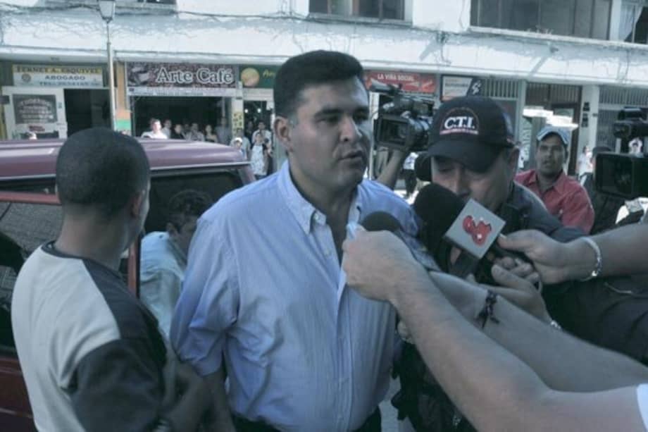 El ex coronel de la Policía Joaquín Enrique Aldana, acusado de descuartizar a su esposa, en el momento de su entrega a las autoridades. / Juan Carlos Escobar