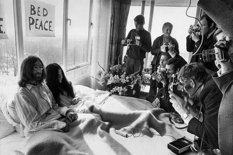 John Lennon y Yoko Ono pasaron una semana en la cama de su suite en un hotel de Ámsterdam, donde recibían a periodistas, una iniciativa político-mediática en defensa del pacifismo. / AFP