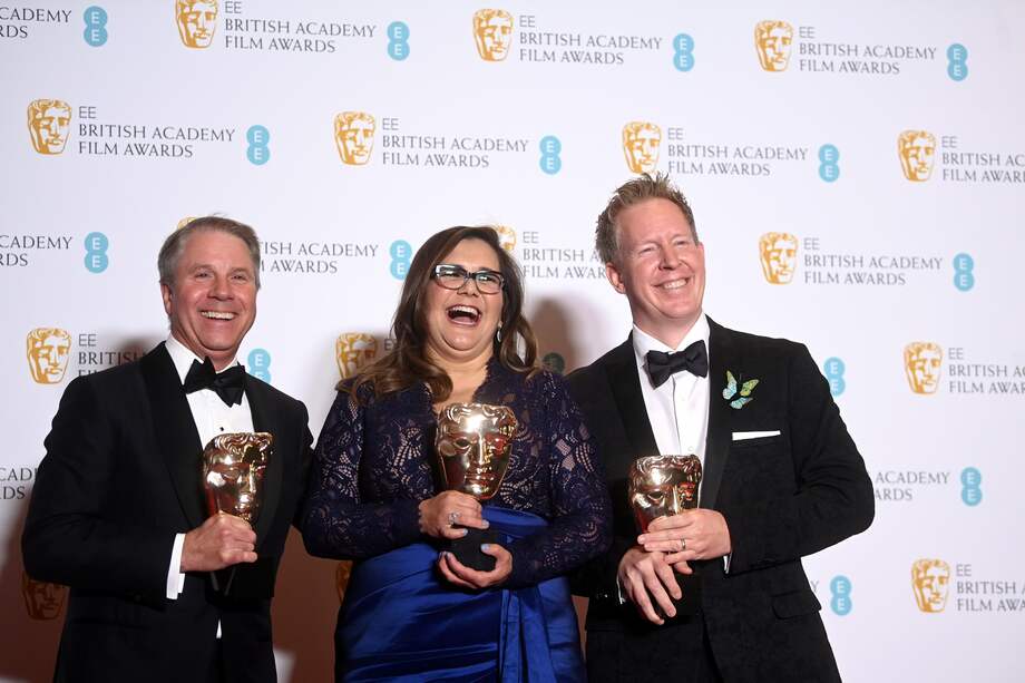 Clark Spencer (L), Yvett Merino (C) y Jared Bush (R), ganadores del Premio de Cine de Animación por la película Encanto, posan en la sala de prensa durante la 75ª Premios de Cine BAFTA.