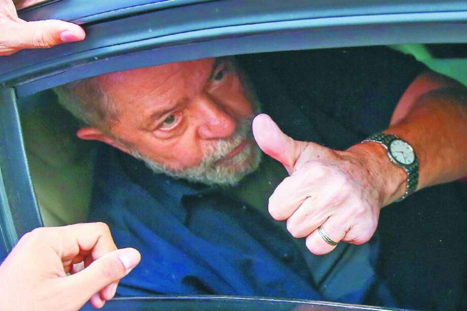 El expresidente Luiz Inácio Lula da Silva es saludado por sus seguidores en medio de acusaciones de corrupción. / AFP