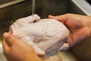 ¿El pollo se lava? Por estas razones no debe hacerlo antes de cocinarlo
