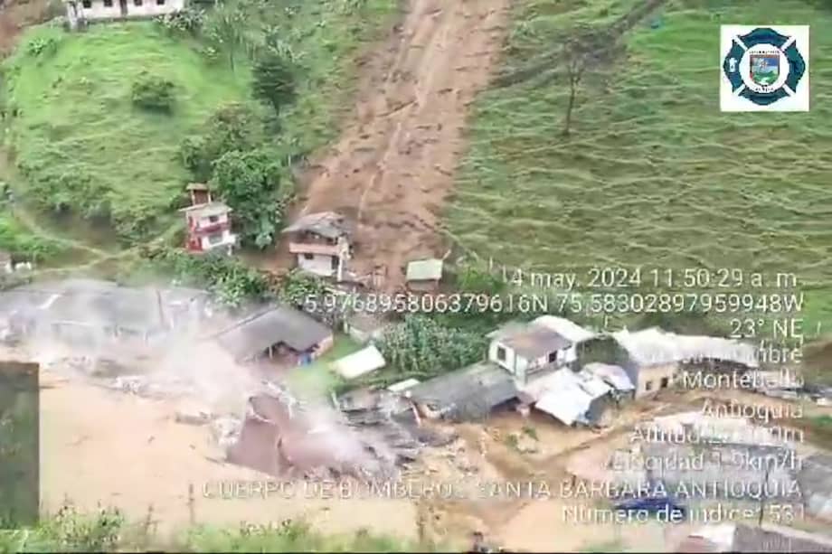 Aprovechando que el agua de la quebrada La Honda bajó, los afectados intentan sacar la mayor cantidad de enseres.