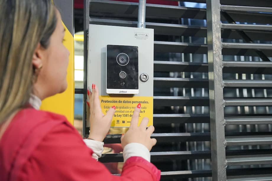 Los primeros botones de alerta fueron instalados en la estación Minuto de Dios y se extenderán gradualmente a otras estaciones del sistema.